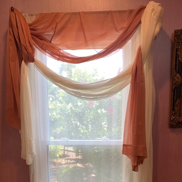 Beautiful curtains sets - for 2 windows - Picture 1 of 16